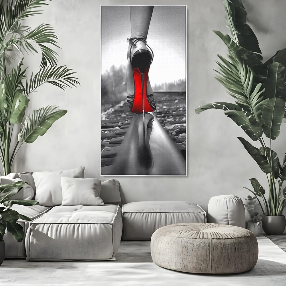 Tablou canvas cu tablou canvas cu pantof pe sina, in rama de aluminiu argintiu, pe perete intr-un living